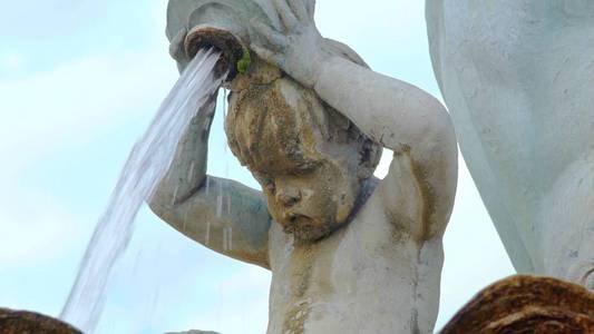 男孩喷泉雕塑倒水.照片