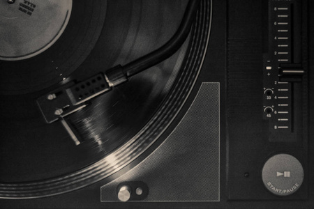 老式dj转盘从上面拍摄,同时播放光盘:黑白图像与谷物和噪音典型的老式