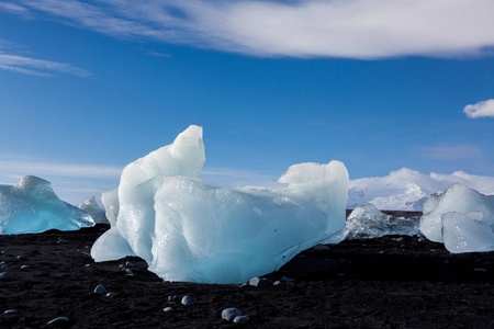 冰岛钻石海滩。 乔库萨尔隆冰川泻湖附近黑色海滩上的冰。 冰岛的冰川冰山。 冰岛的自然。