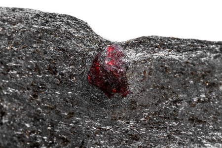 岩石中的大型矿物石榴石，白色背景特写