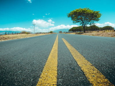 典型的开阔道路，家庭旅行或独自旅行