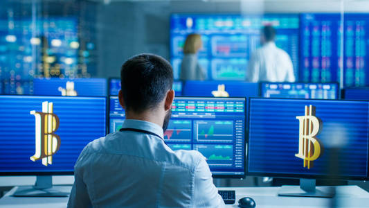 股票交易员,盯着电脑屏幕数据分析在外汇市场外国金融市场矢量卡通