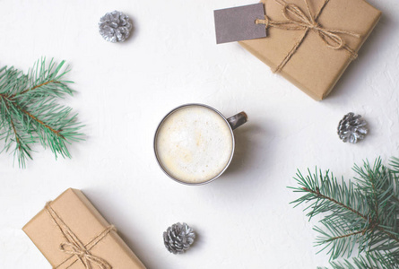 冬季概念，圣诞礼物，咖啡杯，松果和灰烬，舒适的静物背景，平躺，俯视