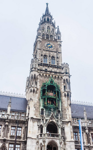 位于Marienplatz的新市政厅钟楼是哥特式建筑中的一座著名建筑慕尼黑巴伐利亚德国欧洲