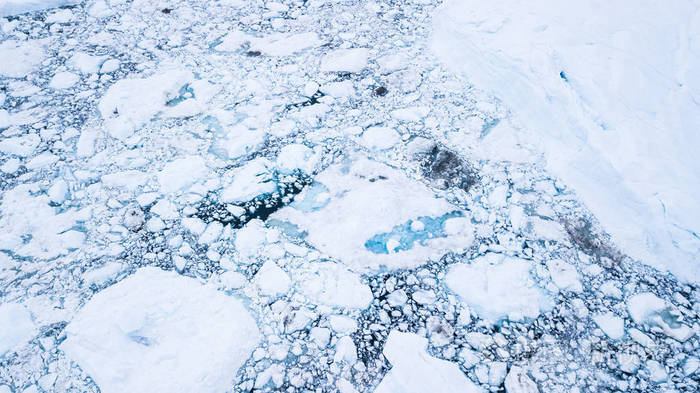 浮冰冰川破裂成漂浮在海面上的冰山的鸟瞰图格陵兰迪斯科湾