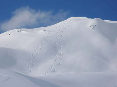 瑞士阿尔卑斯山脉圣安东尼安附近冬季深粉雪的越野滑雪跑道