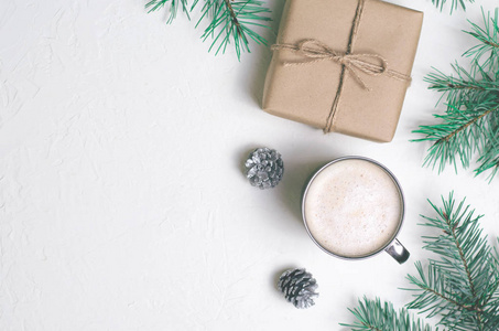 冬季概念，圣诞礼物，咖啡杯，松果和灰烬，舒适的静物背景，平躺，俯视