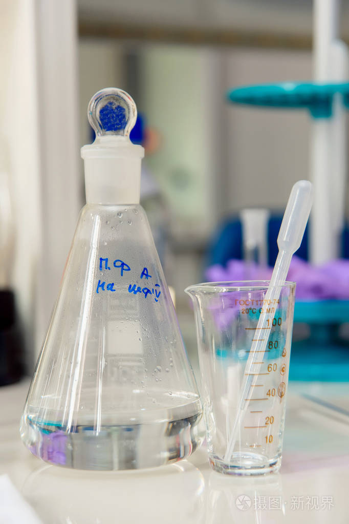 化学反应的工具.科学实验室的工作空间.药物生产.化学课.