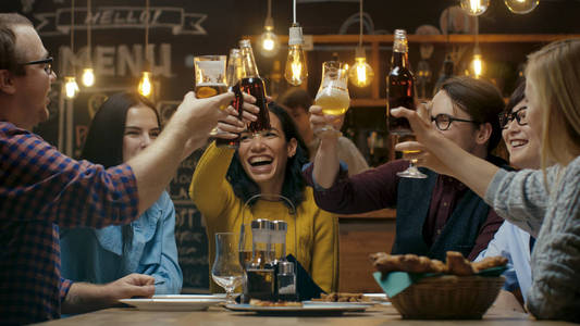 各种各样的烤各种各样的朋友用烤面包庆祝,clink用各种饮料举杯庆祝.