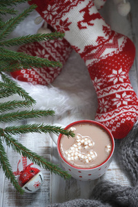 在圣诞袜子和热巧克力饮料的妇女。冬季假期圣诞节和新年概念