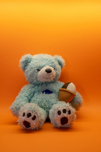 可爱的泰迪熊软玩具背景与复制空间