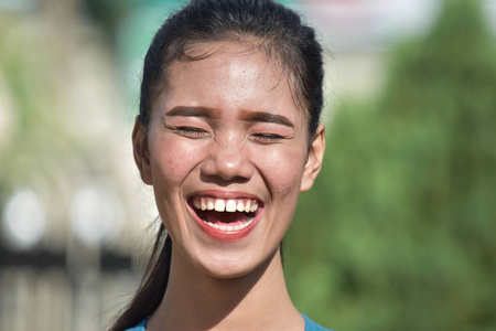 美丽的菲律宾成年女性笑