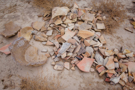 破碎的石头. 古城里的碎片. 破碎的瓷砖碎片. 考古遗址上的粘土碎片.