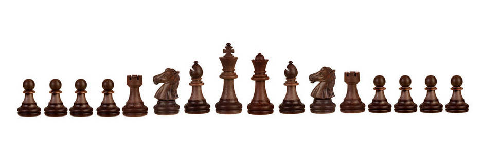 白色背景上孤立的木制国际象棋人物