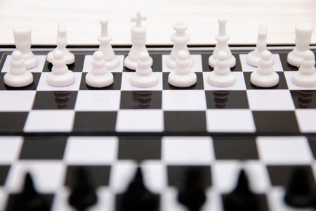 小口袋棋子, 塑料棋子放在棋盘上的白色木制背景