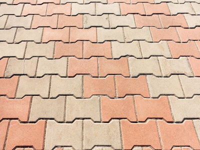 人行道瓷砖. 用马赛克封闭铺路板. 道路铺路施工. 彩色混凝土铺板.