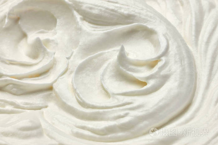 白色背景上的白色鲜奶油或酸奶油