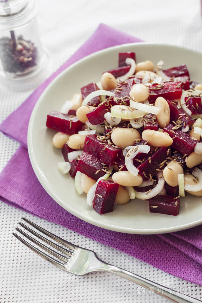 甜菜根沙拉,配上白芸豆,泡菜和洋葱,配上油和香菜籽