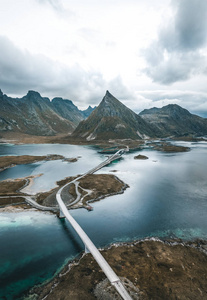 从无人机天线上看到的挪威 Fredvang 的令人惊叹的桥梁。他们连接 Fredvang 的渔村在 Moskenes 亚岛与邻岛