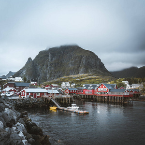 在日落时分, 有美丽的灯光在山上, 蓝天和云彩, 渔村的风景与女王的峡湾。挪威