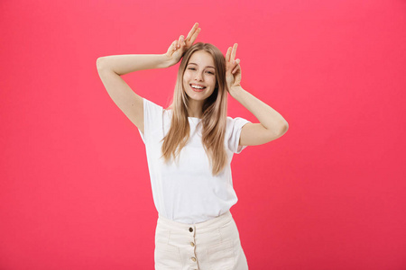 头部空间乐趣和人的概念-头带雀斑的愉快的白人妇女的头像肖像微笑和