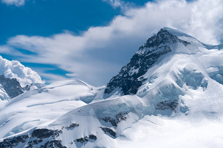 美丽的勃朗峰全景，阿尔卑斯山最高的山峰和欧洲最高的法国高级萨沃