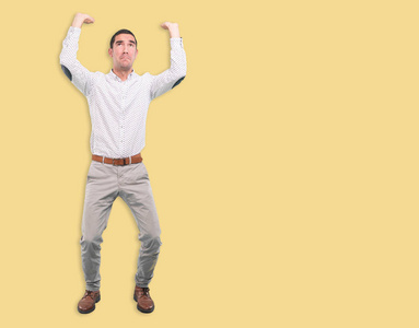 担心的男人用手势举着什么东西,全身中枪照片