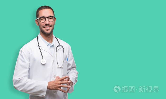自信的年轻医生摆姿势
