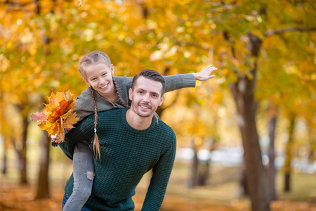 在公园的美丽的秋天天爸爸和孩子的家庭