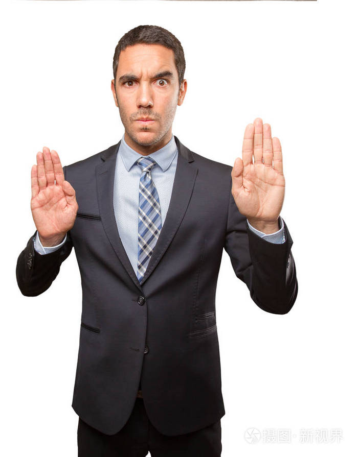 一个严肃的年轻人做手势