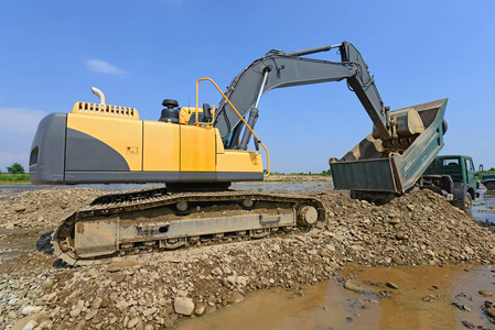 抽取和装载在河流主流挖掘的砾石
