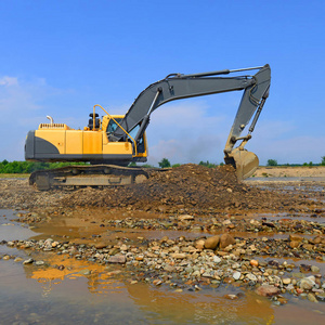 抽取和装载在河流主流挖掘的砾石