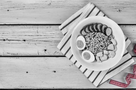黑白照片NOIR。 健康的盘子。 饮食。 时髦的早餐。 粥鸡蛋