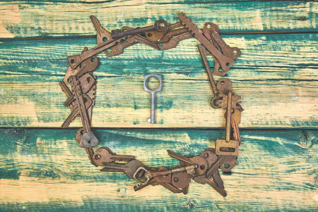 收集许多不同的旧复古钥匙，以木制乡村背景概念。 创造性的装饰背景。 平躺着。 复制空间。 顶部视图