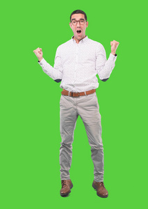 胜利者年轻人庆祝手势全身射击照片