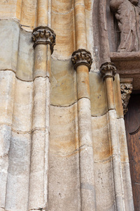 南德历史名城古立面的教堂石艺人物和柱子