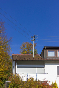 德国南部蓝天日光日的电线杆