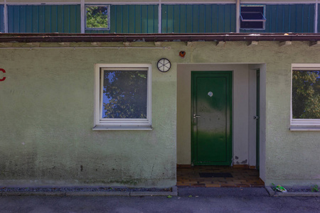 德国巴伐利亚的公共厕所,夏日晴天照片