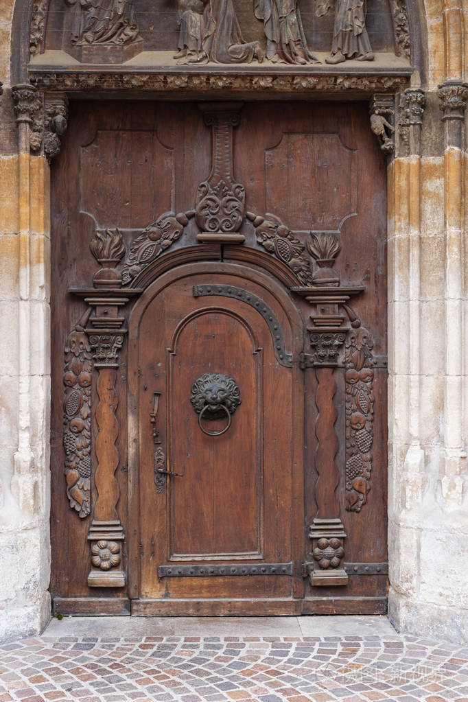 教堂棕色木门,手柄细节,历史城市南德州