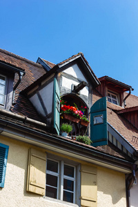 德国南部巴伐利亚的历史屋顶城市立面，在深蓝的天空下，夏日阳光明媚