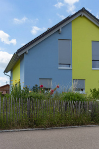 德国南部农村的花园式室外围栏分隔器木质和绿色