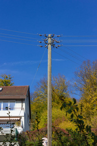德国南部蓝天日光日的电线杆