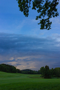 德国南部的农村农田风暴云天空，靠近旺根市