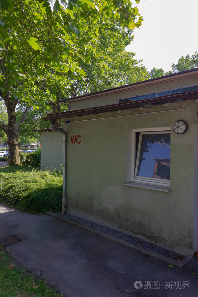 德国巴伐利亚的公共厕所夏日晴天