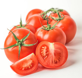 新鲜的红西红柿，白色的孤立背景