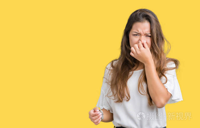 闻到一些臭味和令人恶心的难以忍受的气味屏住呼吸手指在鼻子上难闻的