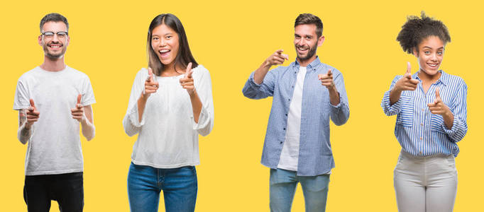 拼贴的人群，女人和男人在五颜六色的黄色隔离背景上，手指指向相机，脸上有快乐和有趣的表情。 良好的能量和氛围。