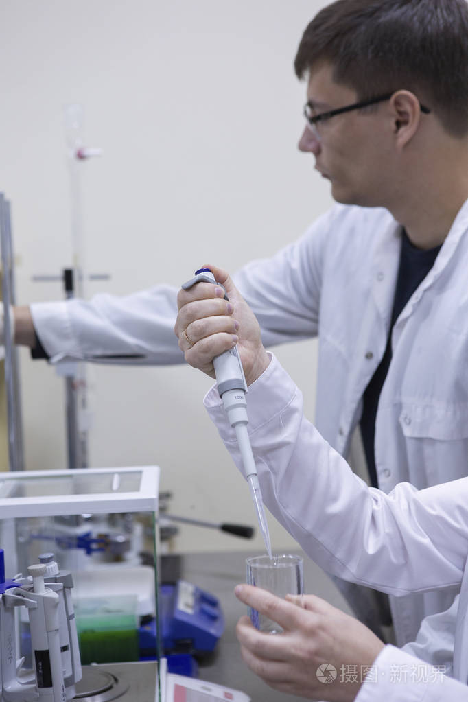 在工作环境中研究化学元素的临床医生