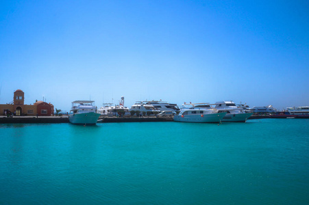 埃及港口的红海游艇和船只。 赫格达和开罗亚洲。 设计的股票照片