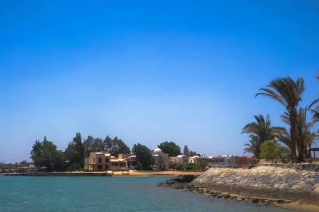 美丽的海岸线景色，红海上有房子和旅馆。 埃及的旅游区。 赫哈达及其传统。 设计的股票照片